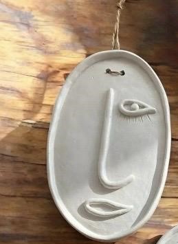 Askılı Soyut Yüz 2